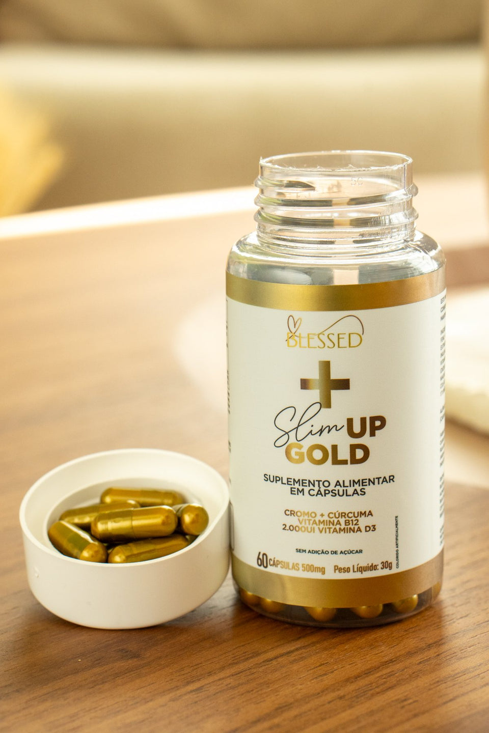 Pote aberto de Slim Up Gold com cápsulas na tampa
