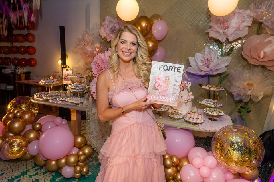 Karina Bacchi segurando a sua Revista Forte